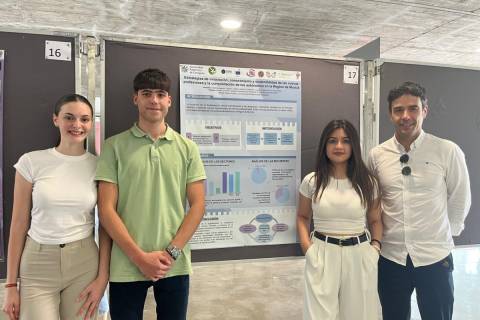 Los estudiantes junto al tutor de su instituto y el panel resumen de su trabajo.